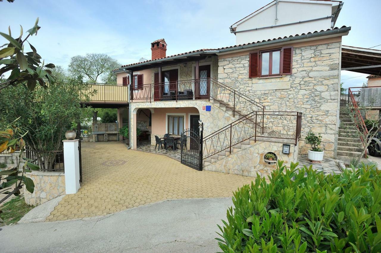 Villa Michelle Karojba Exteriör bild