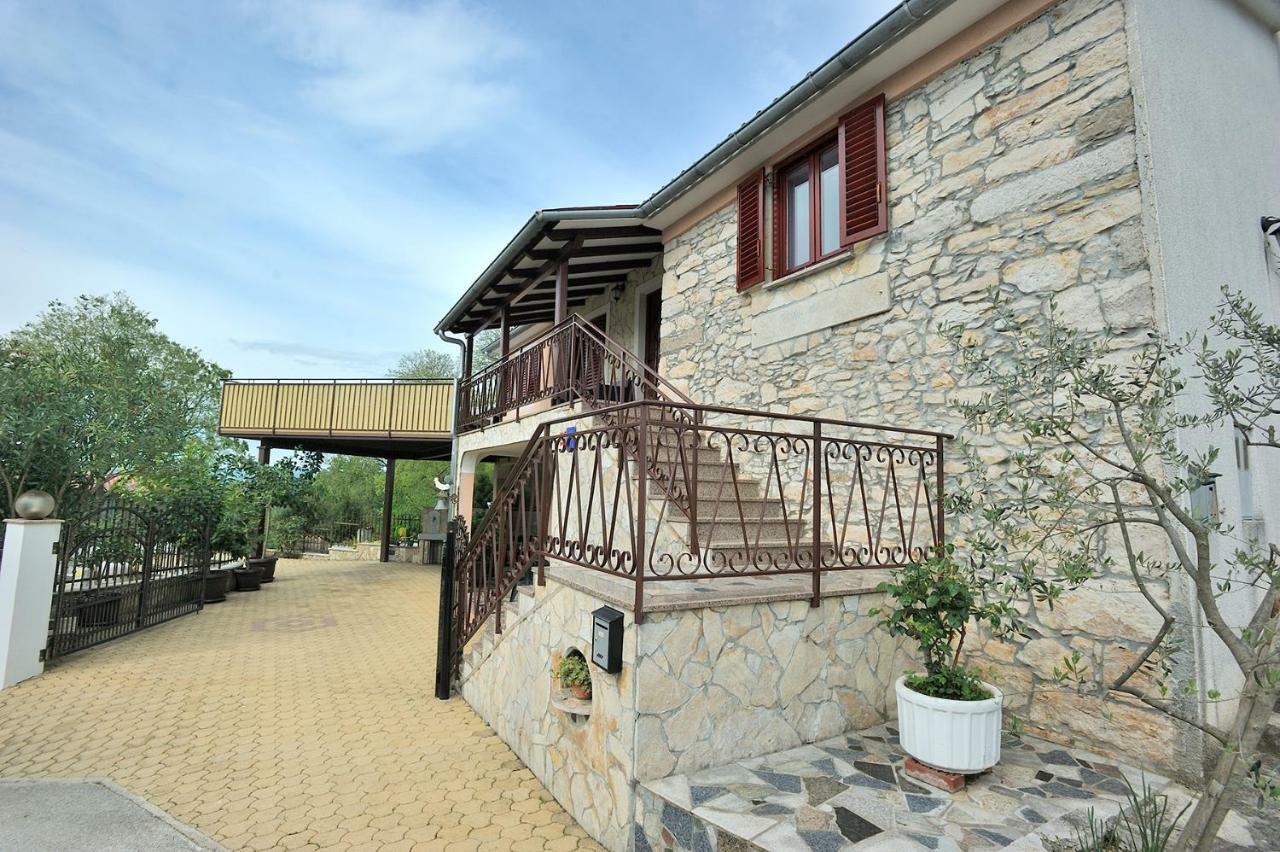 Villa Michelle Karojba Exteriör bild