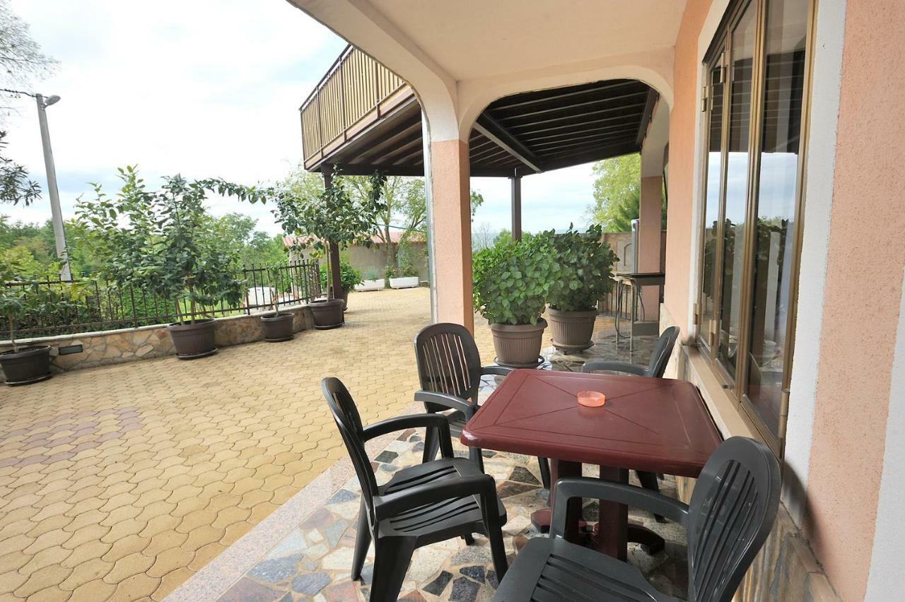 Villa Michelle Karojba Exteriör bild