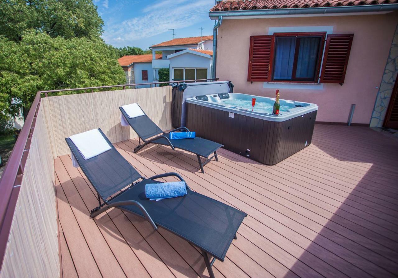 Villa Michelle Karojba Exteriör bild