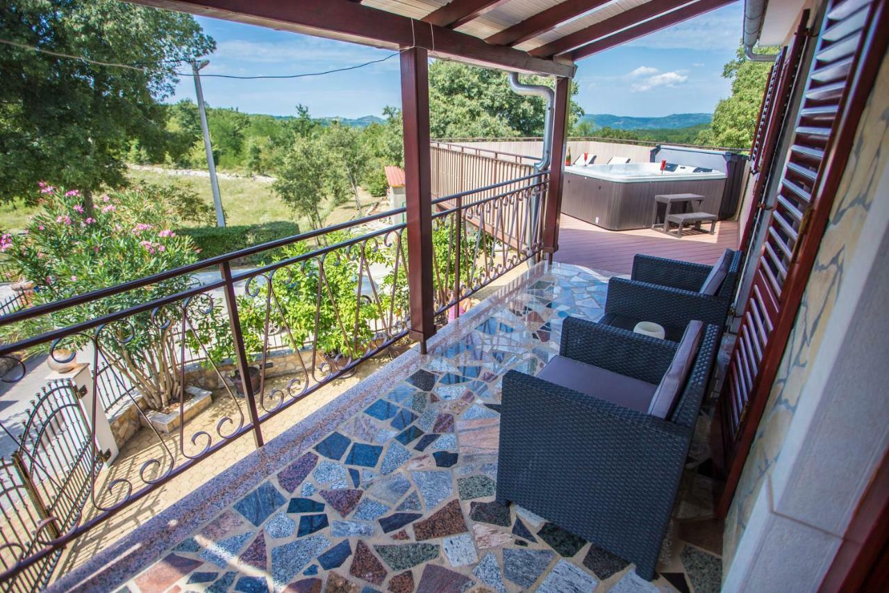 Villa Michelle Karojba Exteriör bild