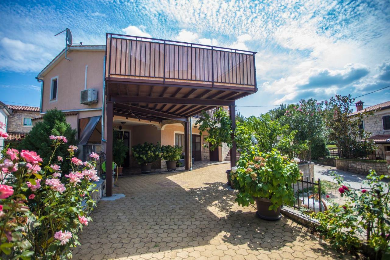 Villa Michelle Karojba Exteriör bild